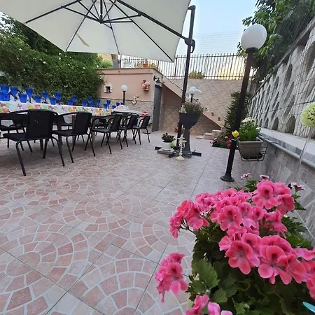 Shabby Chic Con Cucina E Giardino Privato Lägenhet