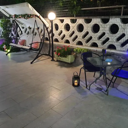 Shabby Chic Con Cucina E Giardino Privato Lägenhet